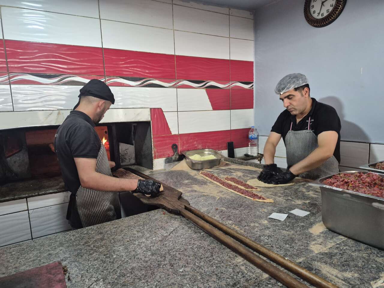 Yaz sıcağı dinlemiyor! 300 derecelik fırında Konya’nın tescilli lezzetini pişiriyor 1